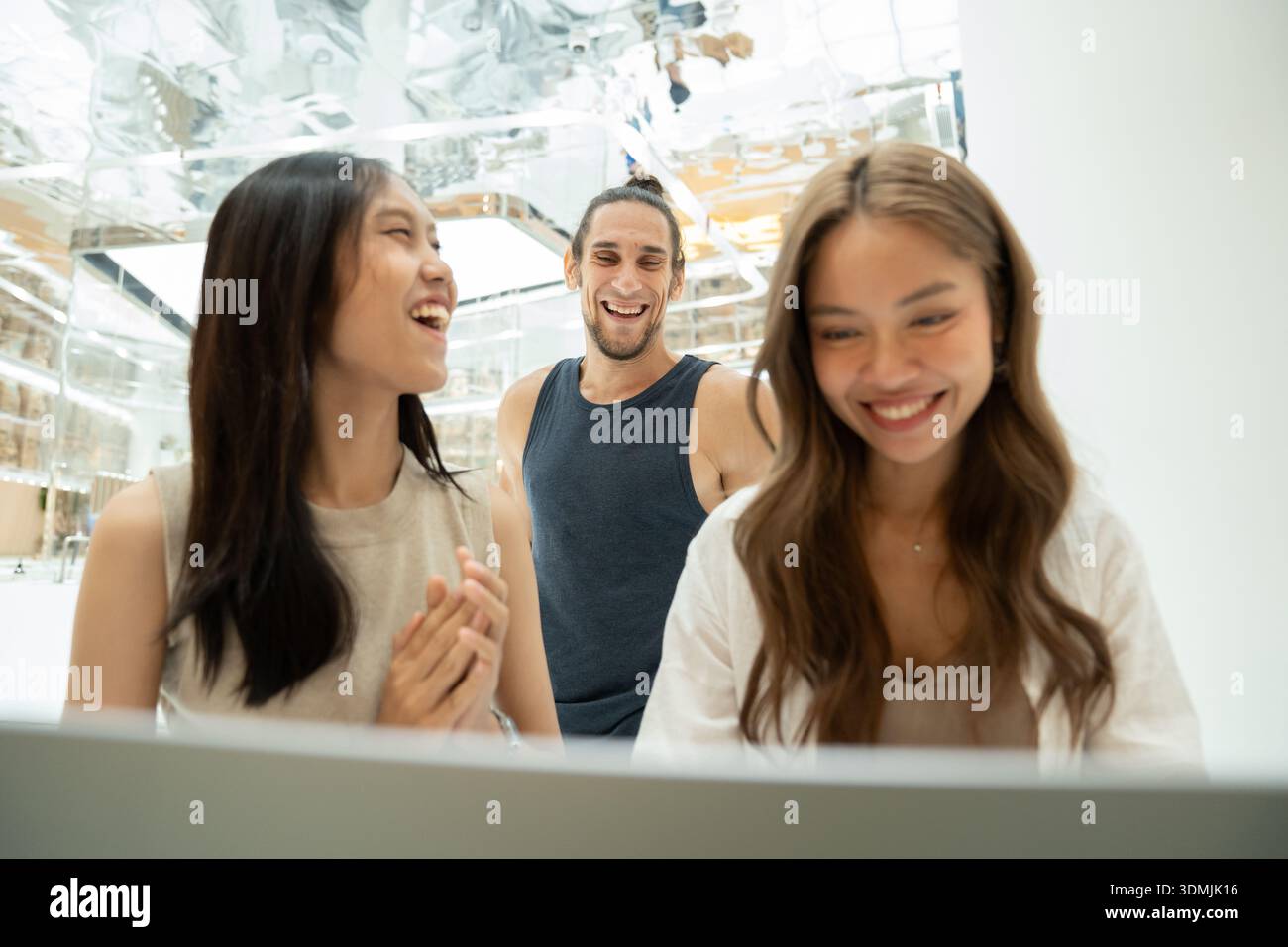 Amici diversi che si divertono all'interno, ridono e si divertono Foto Stock
