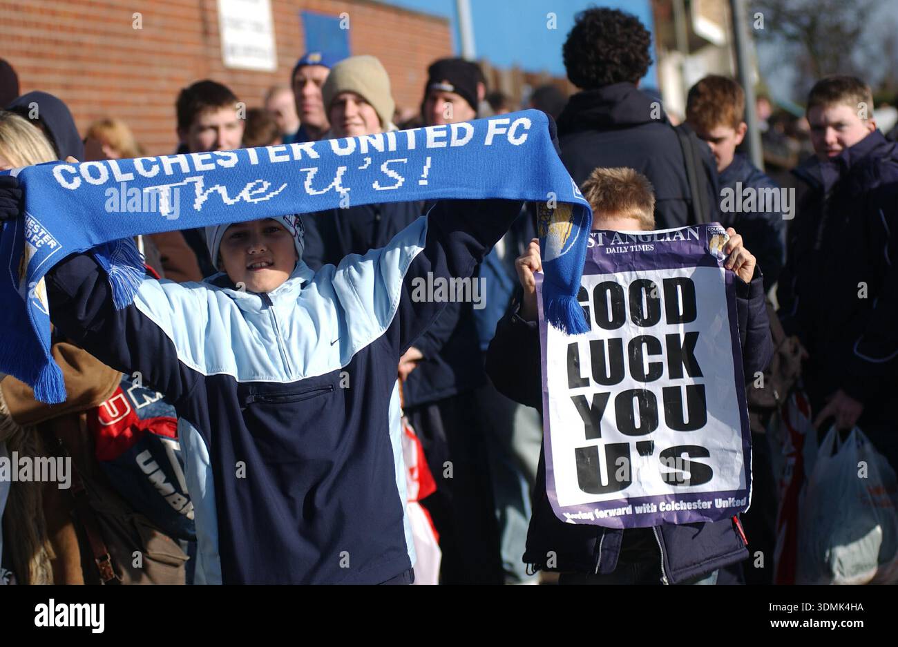 I tifosi del Colchester United fanno la fila fuori dal campo di calcio di Layer Road per acquistare i biglietti per la partita del quinto turno di fa Cup contro il Chelsea. Il match, svoltosi nel febbraio 2006, si svolse a Stamford Bridge, dove Colchester perse 3-1 nonostante fosse in vantaggio. Foto Stock