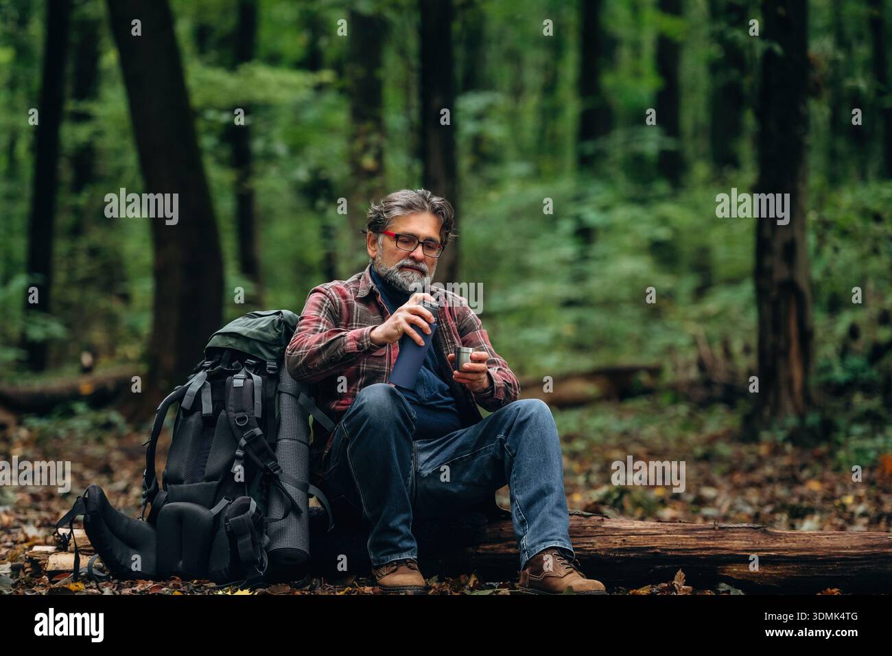 Esperienza escursionistica, l'anziano è nella foresta di giorno. Foto Stock