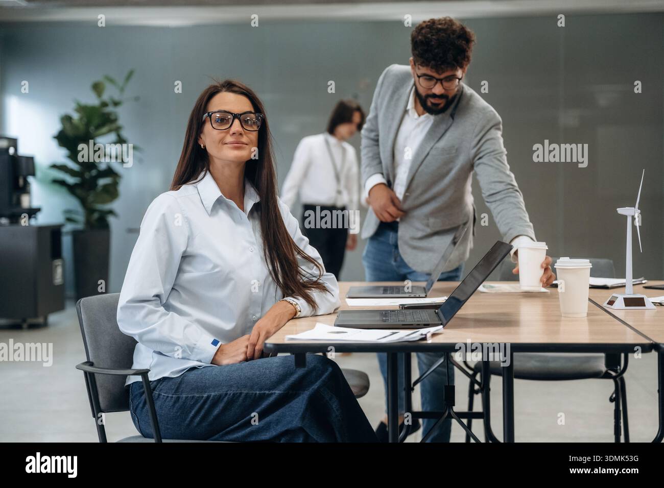 Un gruppo di persone lavora in ufficio insieme come un team. Foto Stock