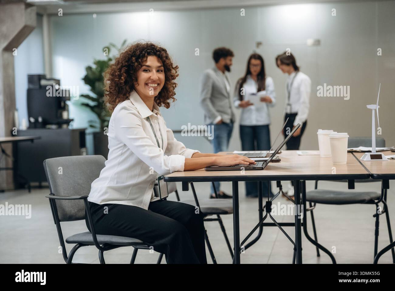 Un gruppo di persone lavora in ufficio insieme come un team. Foto Stock