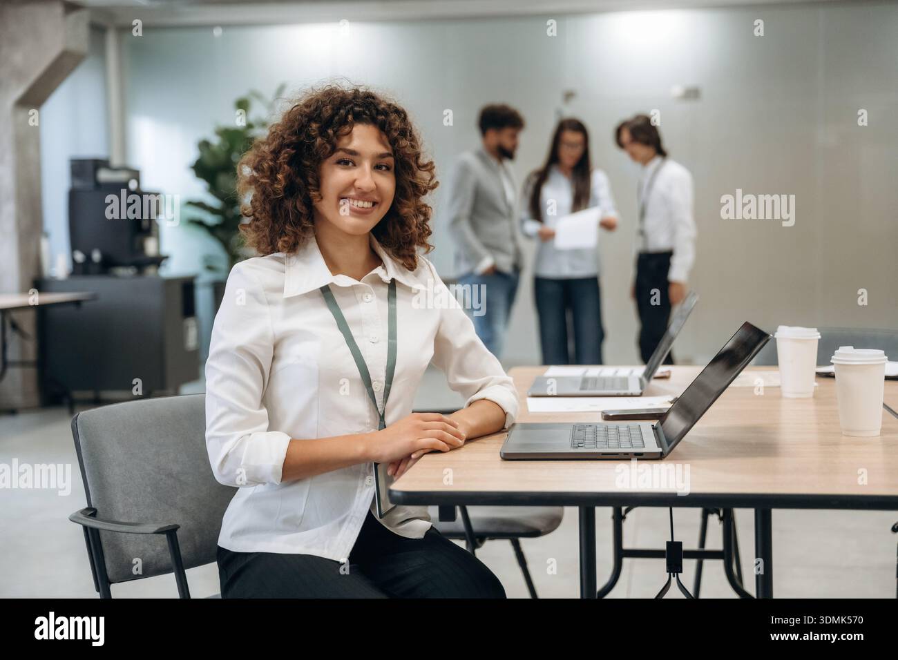 Un gruppo di persone lavora in ufficio insieme come un team. Foto Stock