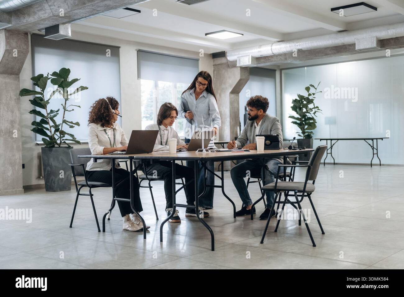 Il personale della compagnia è seduto. Un gruppo di persone lavora in ufficio insieme come un team. Foto Stock