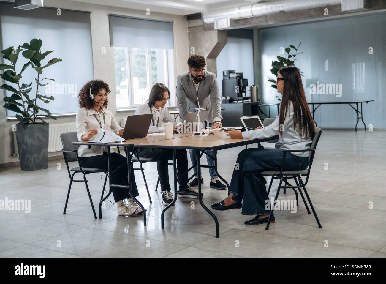 Il personale della compagnia è seduto. Un gruppo di persone lavora in ufficio insieme come un team. Foto Stock