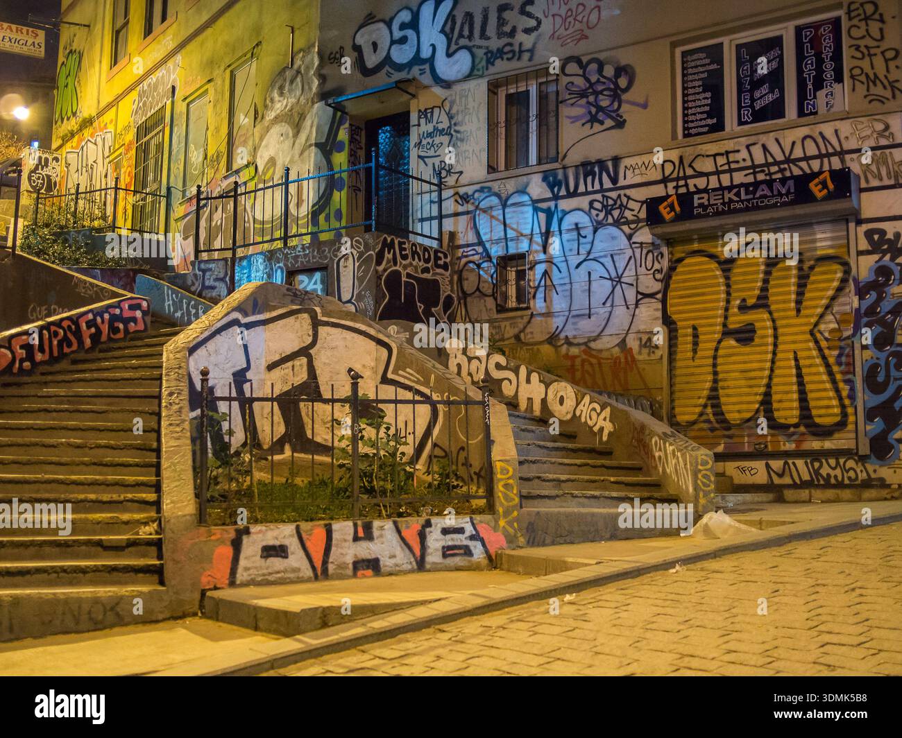 Scale nel quartiere di Galata coperte di graffiti Foto Stock