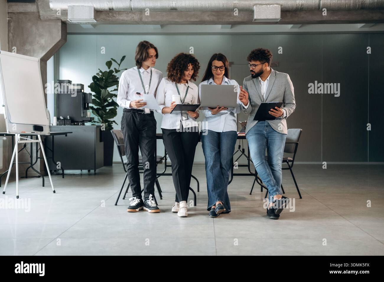 Lettura delle informazioni. Un gruppo di persone lavora in ufficio insieme come un team. Foto Stock