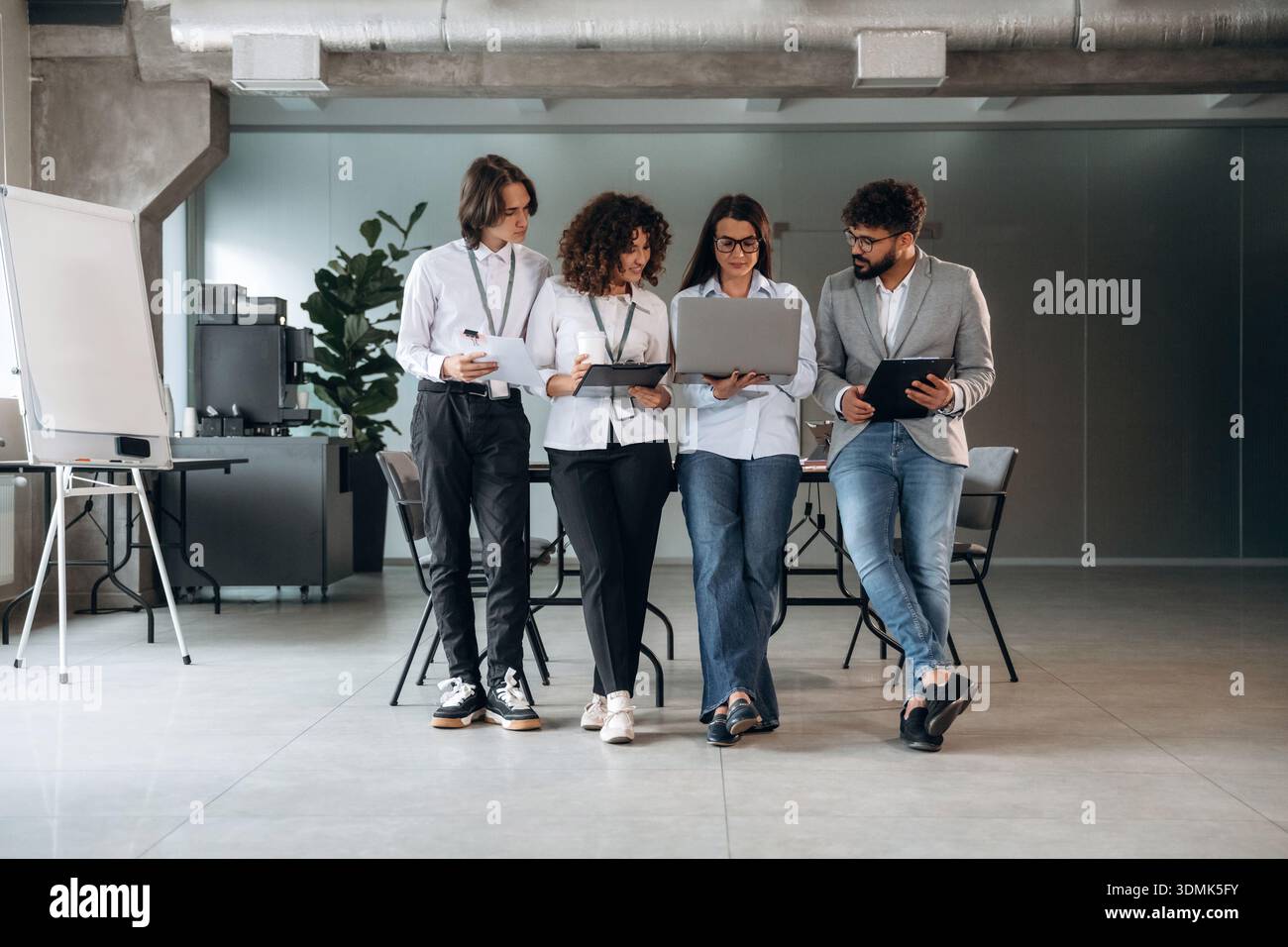 Lettura delle informazioni. Un gruppo di persone lavora in ufficio insieme come un team. Foto Stock