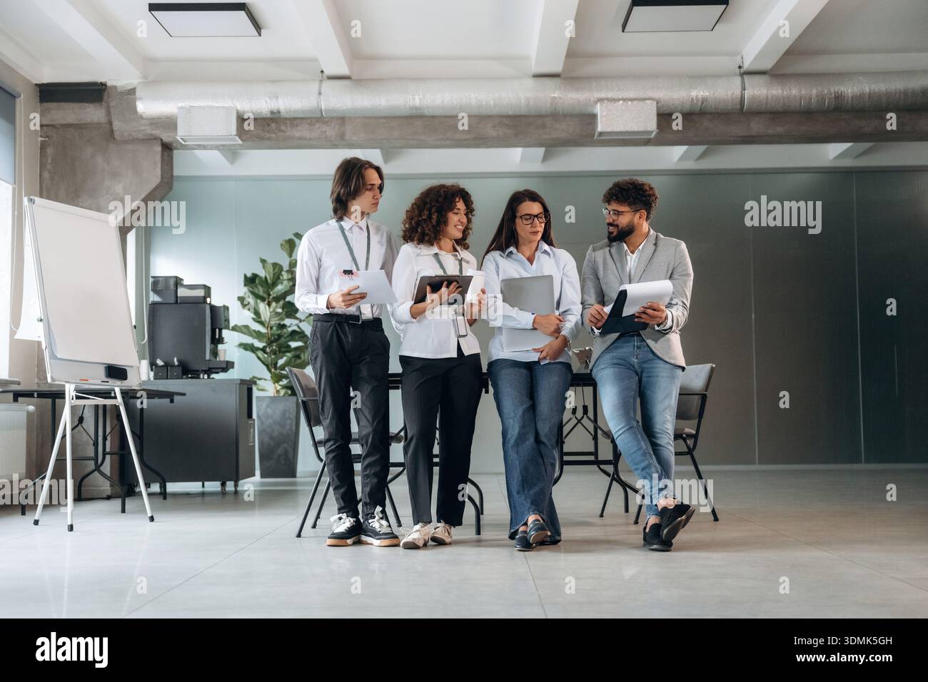 Illuminazione naturale. Un gruppo di persone lavora in ufficio insieme come un team. Foto Stock