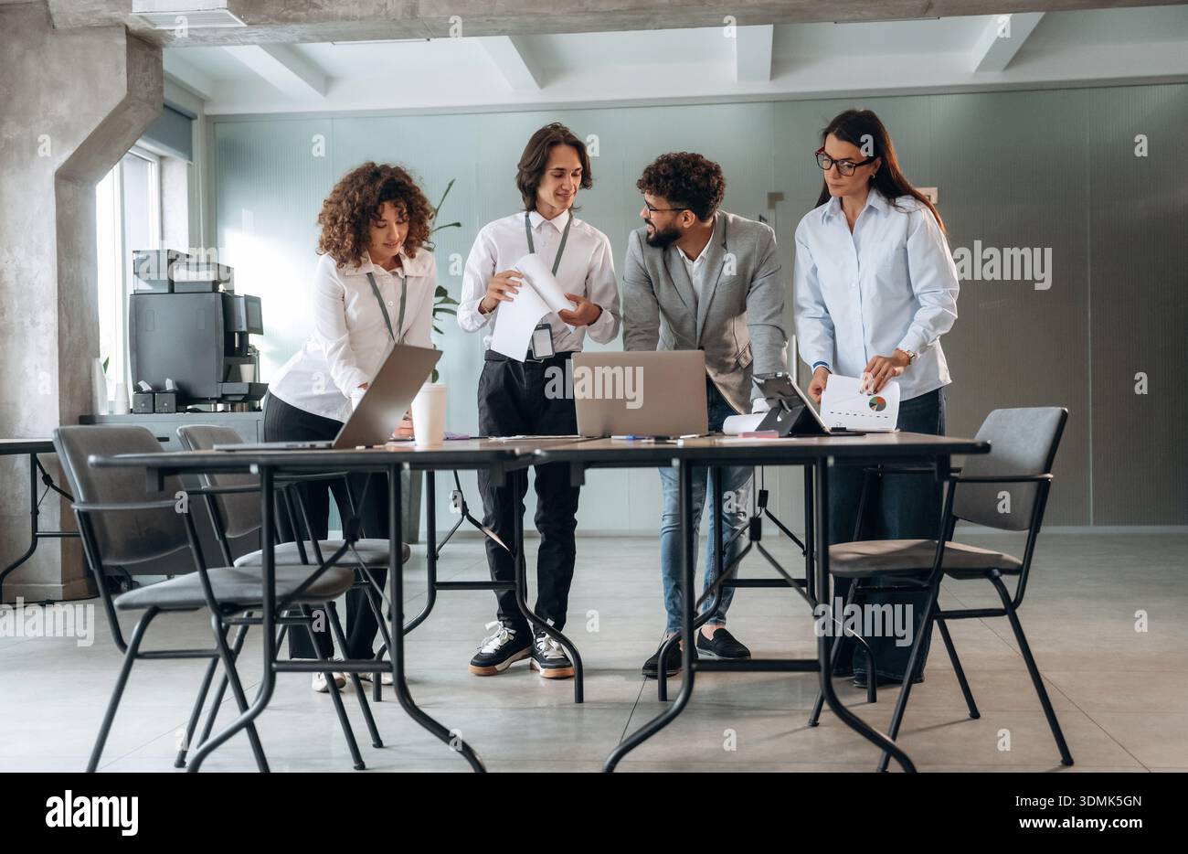 Avere una conversazione. Un gruppo di persone lavora in ufficio insieme come un team. Foto Stock