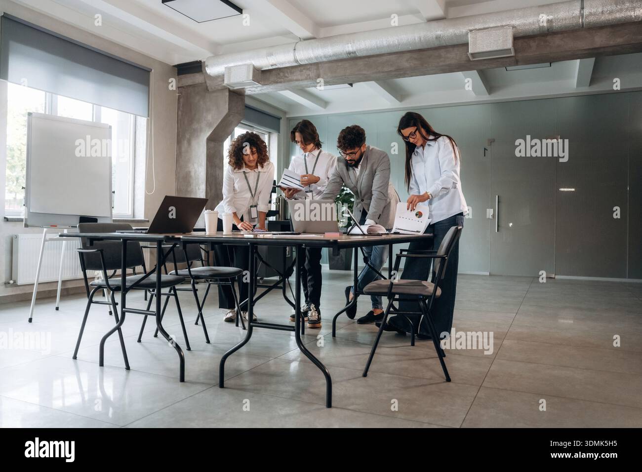 Illuminazione naturale. Un gruppo di persone lavora in ufficio insieme come un team. Foto Stock