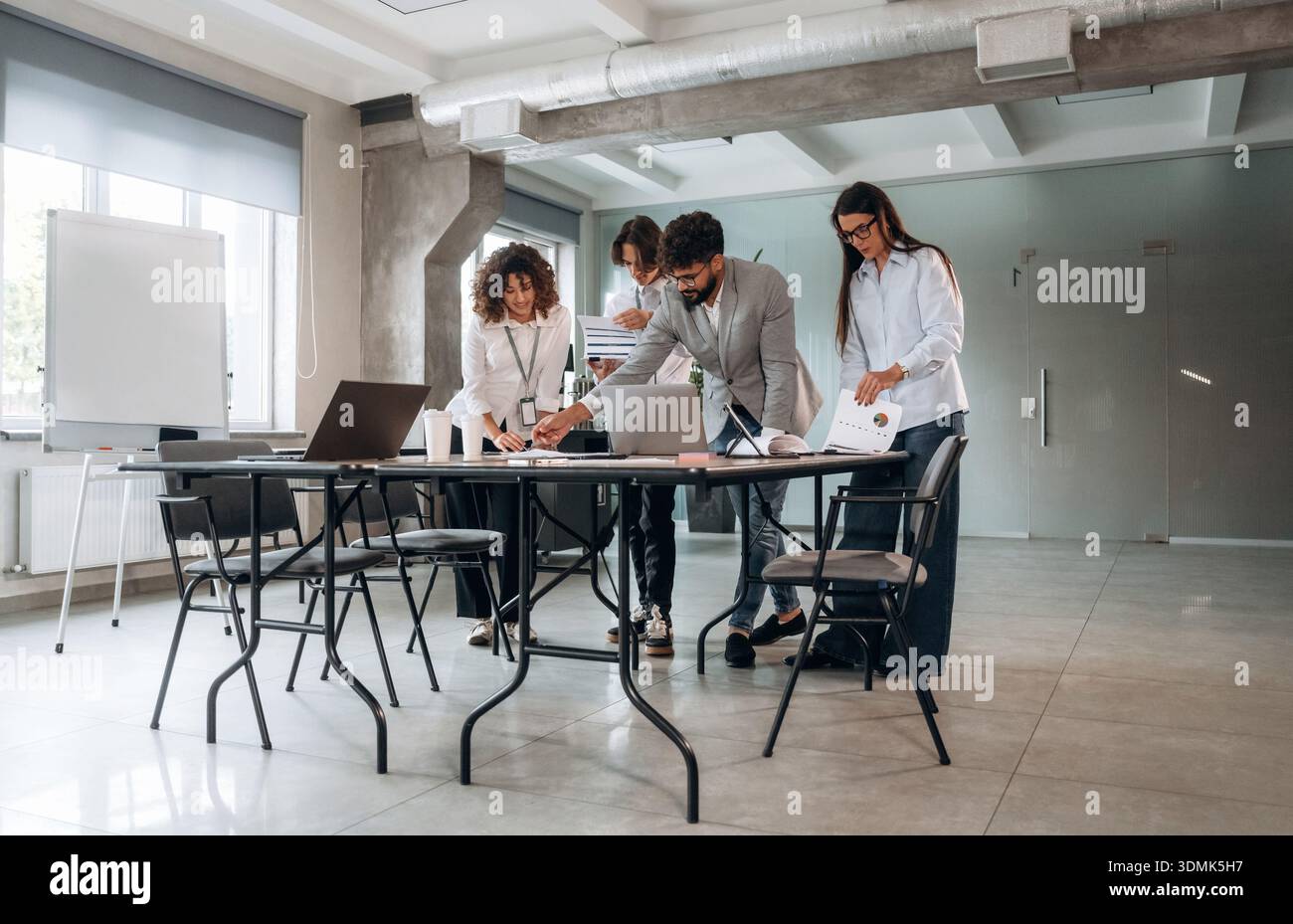 Illuminazione naturale. Un gruppo di persone lavora in ufficio insieme come un team. Foto Stock