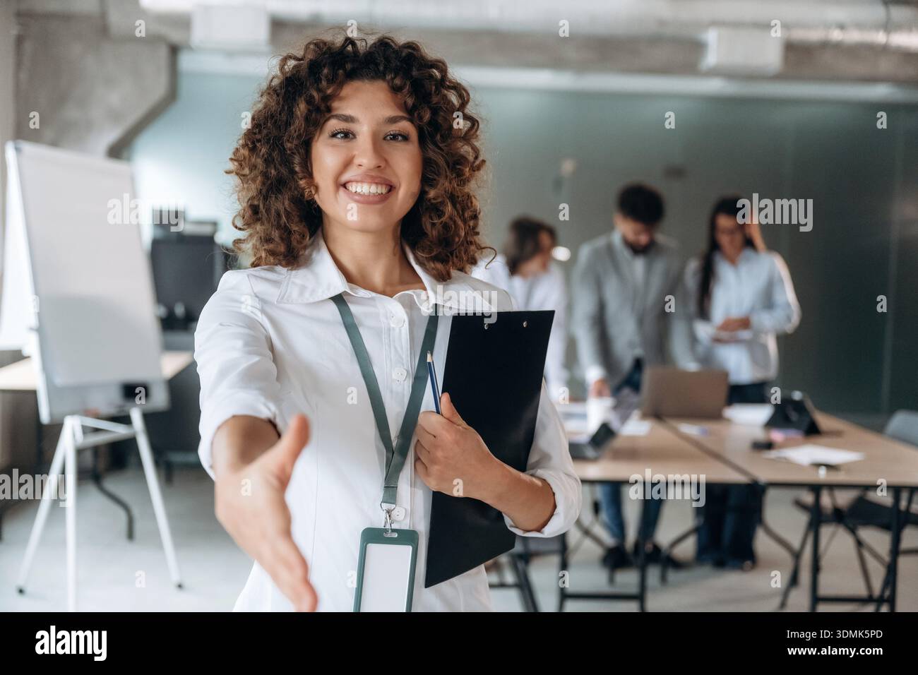Dare una mano per scuotere. Un gruppo di persone lavora in ufficio insieme come un team. Foto Stock
