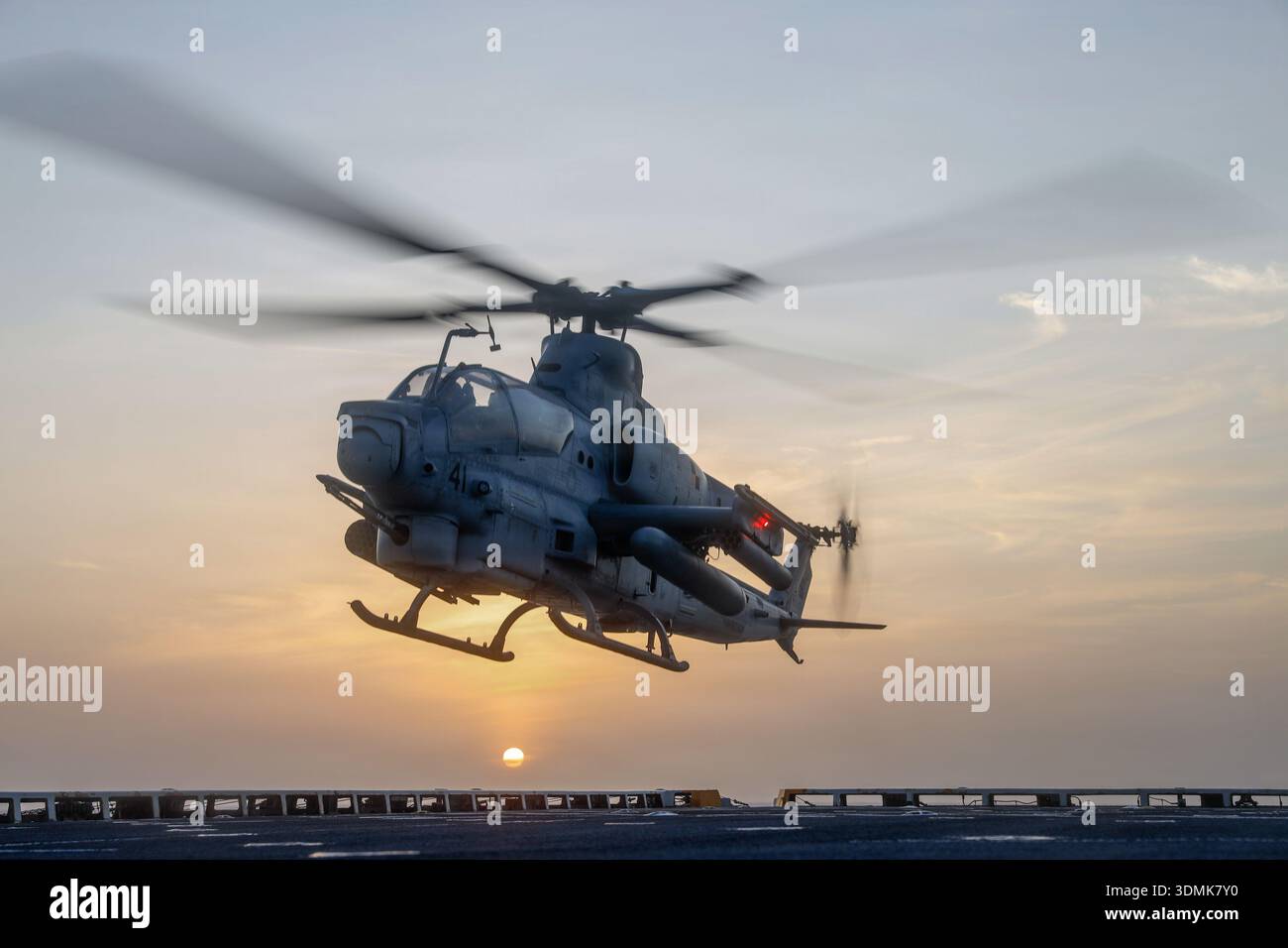 Un elicottero AH-1Z Viper del corpo dei Marines con Marine Medium Tiltrotor Squadron (VMM) 263 (rinforzato), 22nd Marine Expeditionary Unit (Special Opera Foto Stock