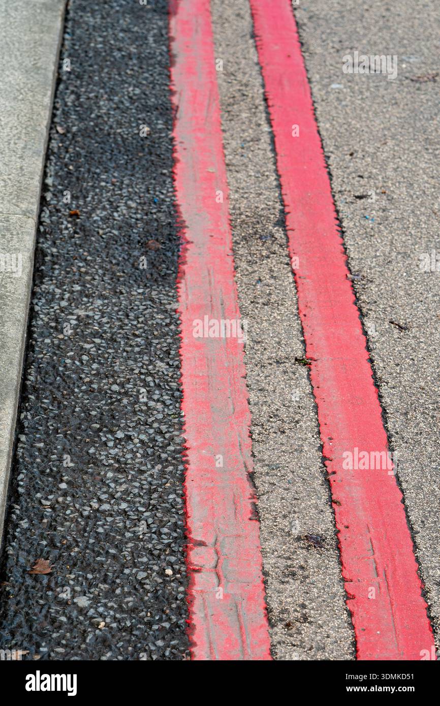 Doppia linea rossa su strada - Regno Unito Foto Stock