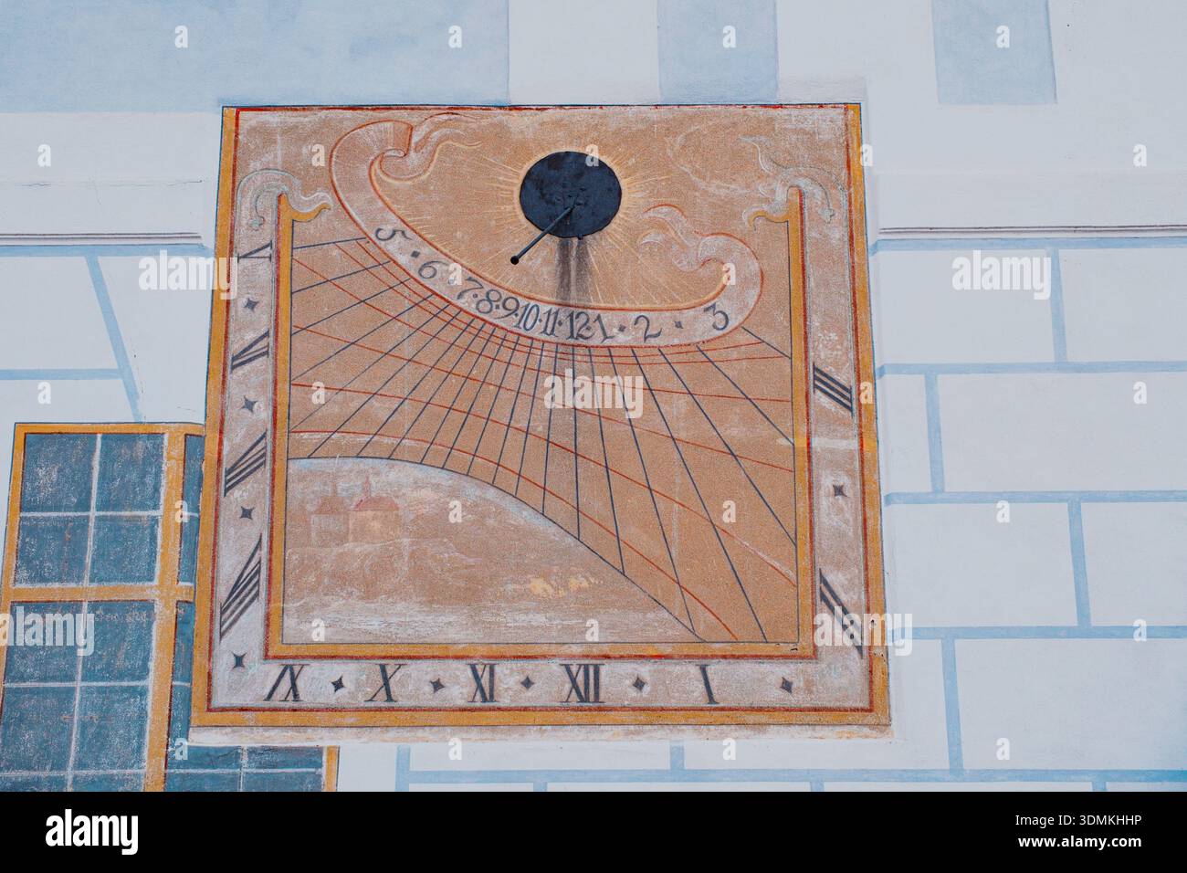 Uno squisito esempio di arte astronomica storica, questa antica meridiana montata a parete presenta numeri romani dipinti a mano e mot celeste decorativo Foto Stock