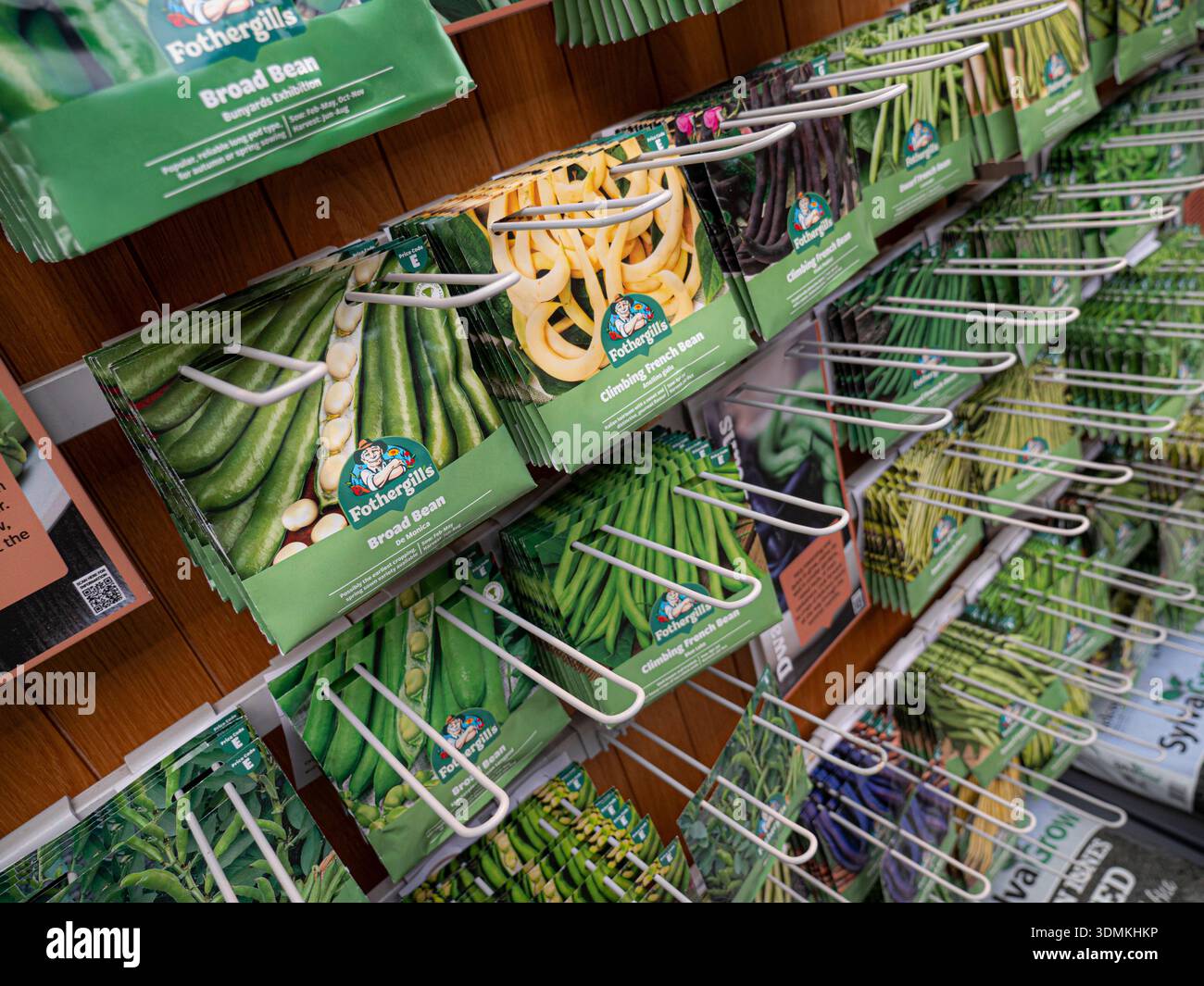 Pacchetti di semi di FAGIOLI PISELLI "Fothergills" verdure Broad Beans & Peas Grow Your self sufficiency display in vendita al Surrey Garden Centre UK Foto Stock