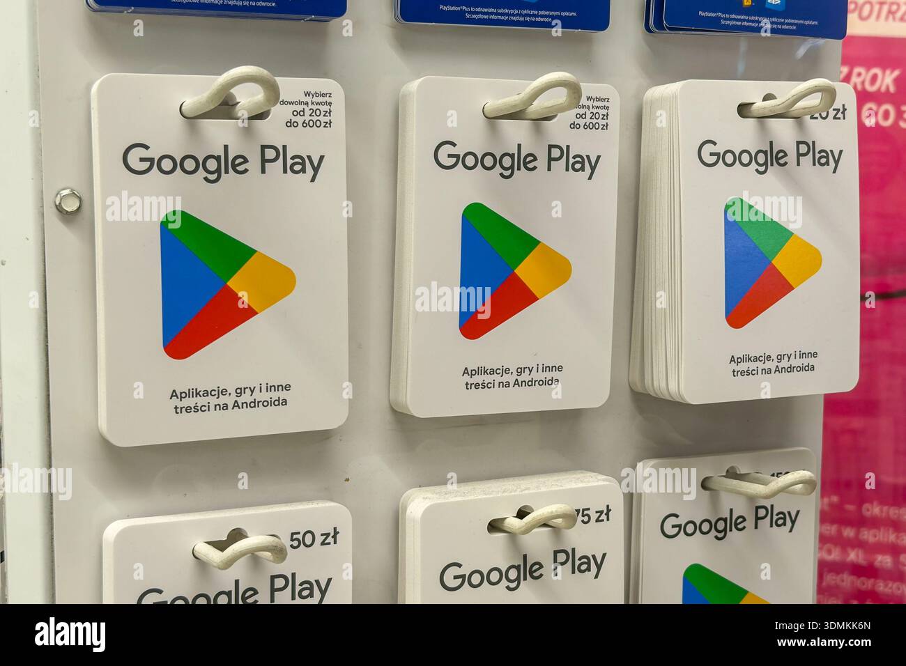 Poznan, Polonia - 22 novembre 2025: I buoni regalo di Google Play vengono mostrati su un negozio al dettaglio, facilitando l'acquisto di contenuti digitali, app e movi Foto Stock