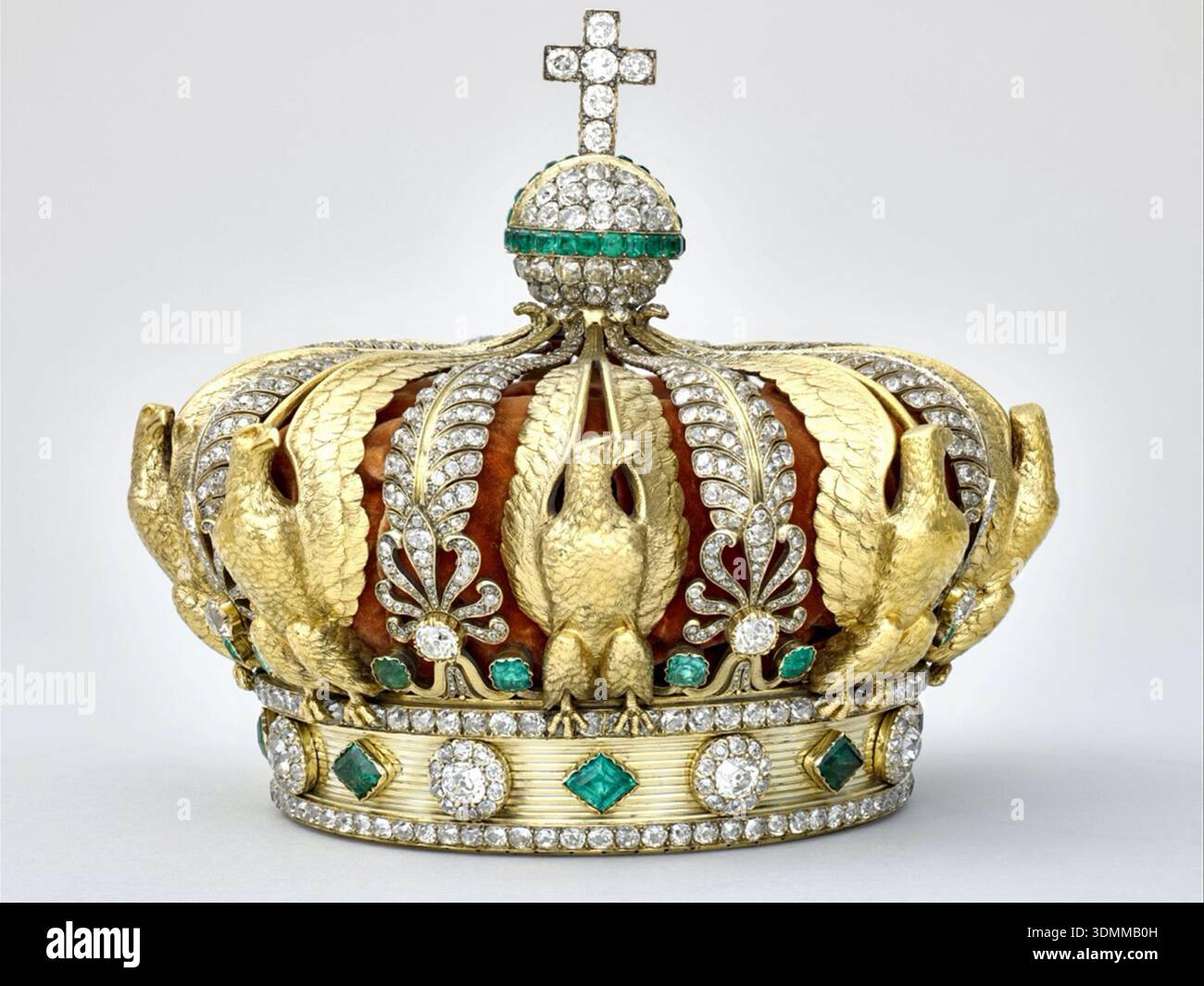 Vista della corona dell'imperatrice Eugenia prima del tentativo di furto dal Museo del Louvre di Parigi il 19 ottobre 2025. Il museo ha annunciato mercoledì 4 febbraio 2026 che il restauro sarà effettuato da un restauratore autorizzato sotto la supervisione di un comitato di esperti. Originariamente caratterizzato da 8 palmettes (diamante e smeraldo), 8 aquile d'oro, 1.354 diamanti e 56 smeraldi, il rilascio nota che tutti gli smeraldi rimangono, la maggior parte dei diamanti sono contabilizzati, ma un'aquila e quattro palmettes sono stati staccati o persi durante l'incidente. Foto di Thomas Clot/Musee de Louvre/UPI Foto Stock