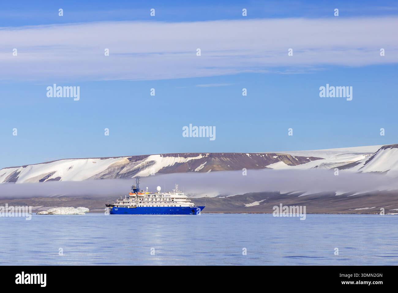 Nave da crociera antartica MV Sea Spirit of Poseidon Expeditions con eco-turisti che navigano lungo la costa delle Svalbard / Spitsbergen in estate Foto Stock