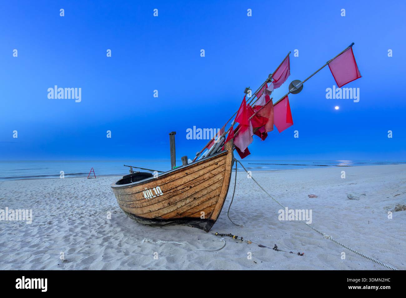 Tradizionale peschereccio in legno sulla spiaggia lungo il Mar Baltico a Stubbenfelde, Loddin sull'isola di Usedom, Meclemburgo-Pomerania Occidentale, Germania Foto Stock