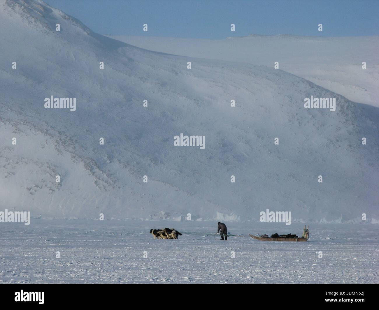 Upernavik, nord-ovest, Groenlandia. 6 febbraio 2026. La slitta trainata da cani rimane il mezzo principale di viaggio nella Groenlandia settentrionale, soprattutto per la caccia e la pesca. Negli ultimi decenni, il ghiaccio marino si formerebbe in modo affidabile ogni inverno per consentire il viaggio attraverso di esso da parte di una squadra di cani, ma più recentemente, i cambiamenti climatici hanno reso la formazione annuale di ghiaccio marino molto meno prevedibile. (Credit Image: © Roberta Holden/ZUMA Press Wire) SOLO PER USO EDITORIALE! Non per USO commerciale! Foto Stock