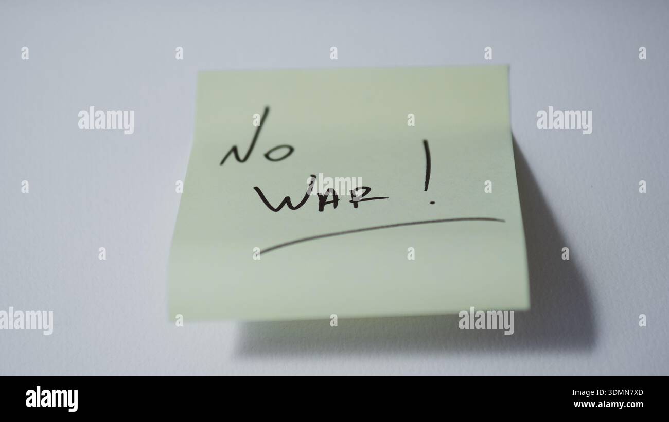 Nessun messaggio di guerra su Green Sticky Note Foto Stock