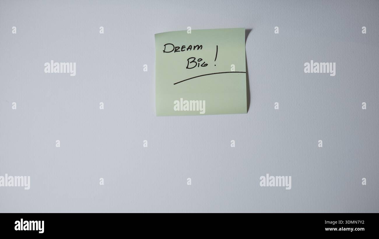Sognare un grande messaggio motivazionale su Sticky Note Foto Stock