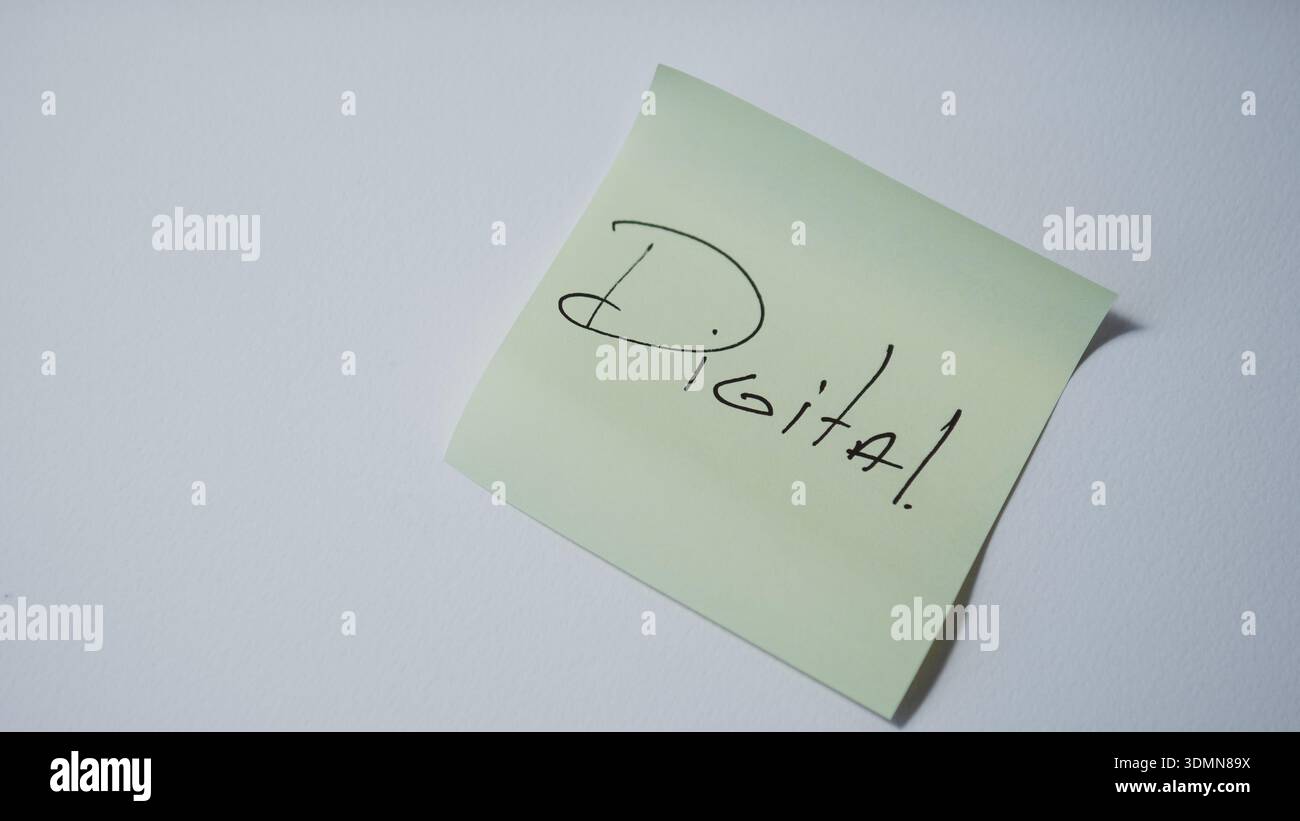 "Digitale" scritto a mano sulla nota adesiva verde inclinata - tecnologia digitale e innovazione concetto aziendale Foto Stock