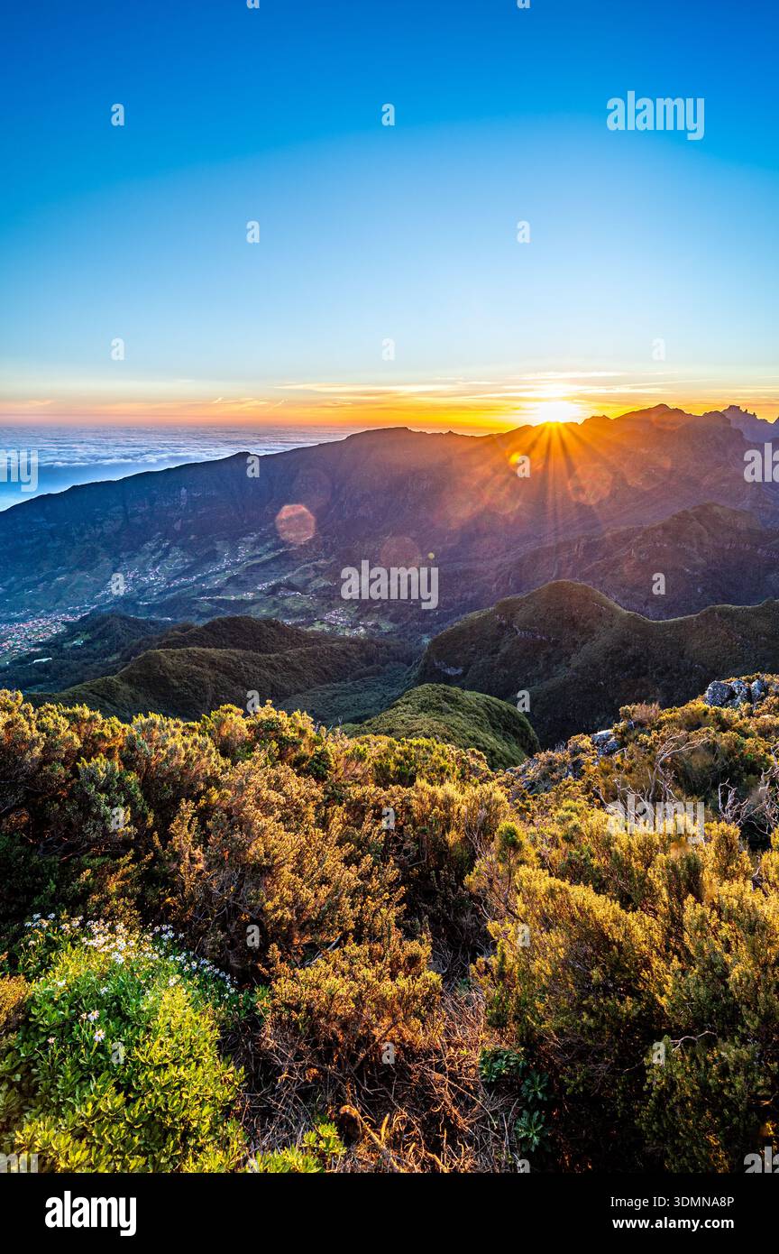 Alba sopra le nuvole delle montagne di Madeira con un'alba colorata Foto Stock