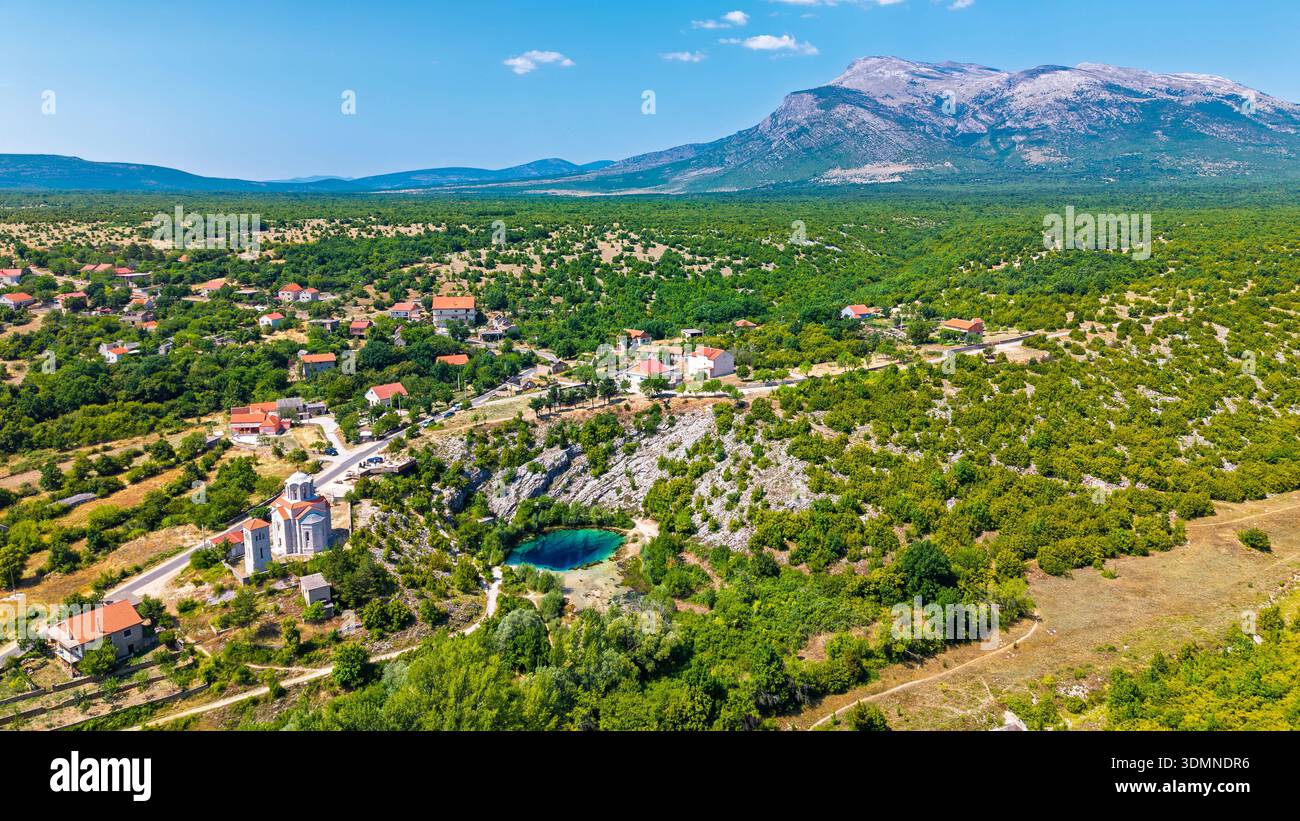 Vista aerea dell'iconico occhio della Terra sorgente carsica della dolina del fiume Cetina in Croazia Foto Stock