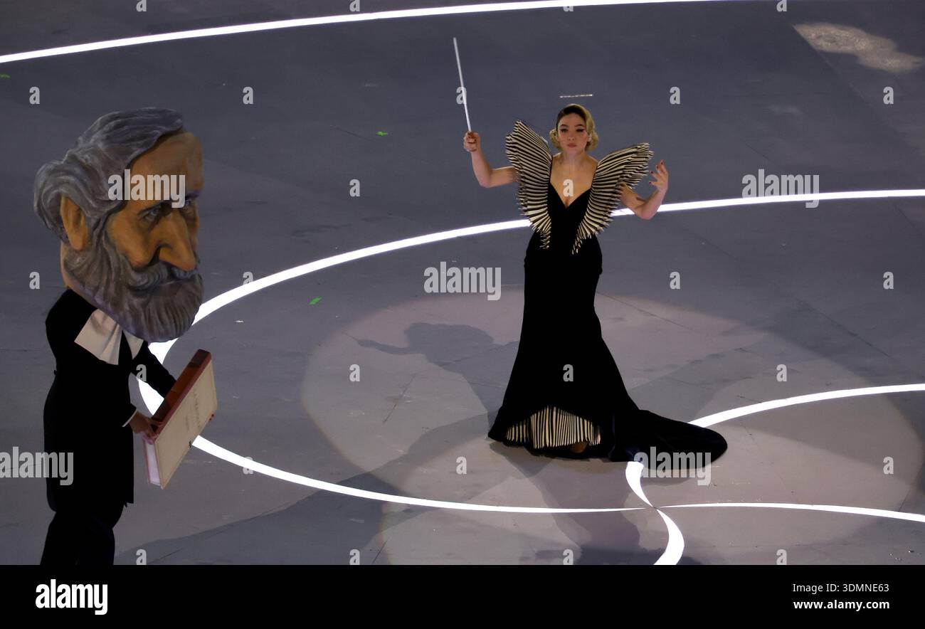 Matilda De Angelis si esibisce durante la cerimonia di apertura delle Olimpiadi invernali di Milano Cortina 2026 al San Siro di Milano. Data foto: Venerdì 6 febbraio 2026. Foto Stock