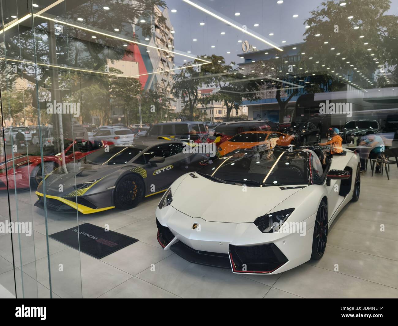 Lamborghini Aventador Roadster in mostra presso Platinum Auto, concessionaria di auto di lusso situata a Phnom Penh, Cambogia Foto Stock