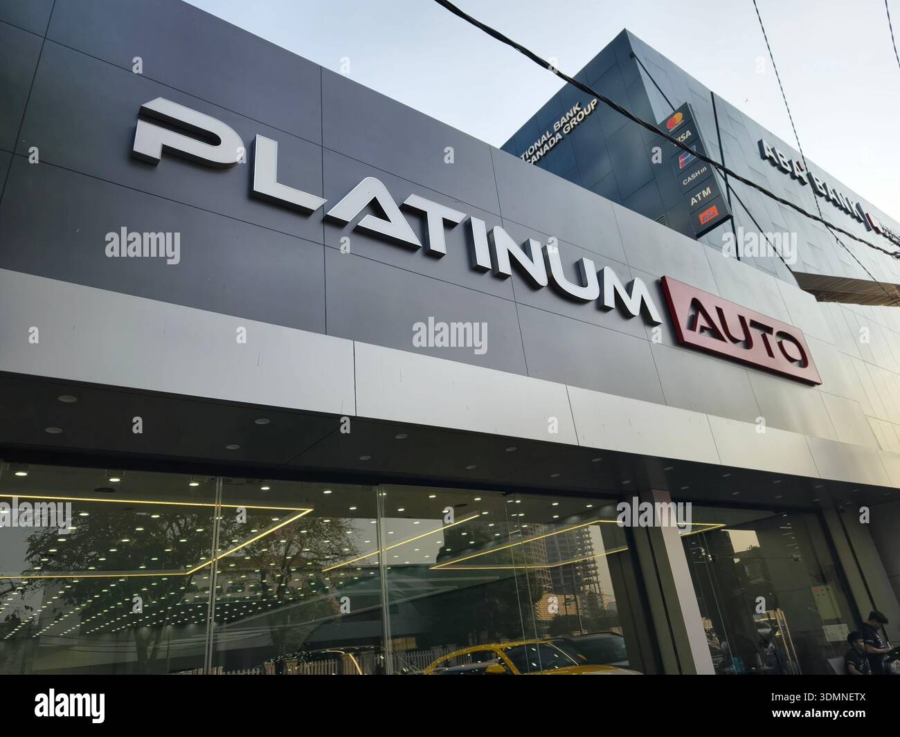Negozio Platinum Auto, concessionaria di auto di lusso situata a Phnom Penh, Cambogia. Foto Stock