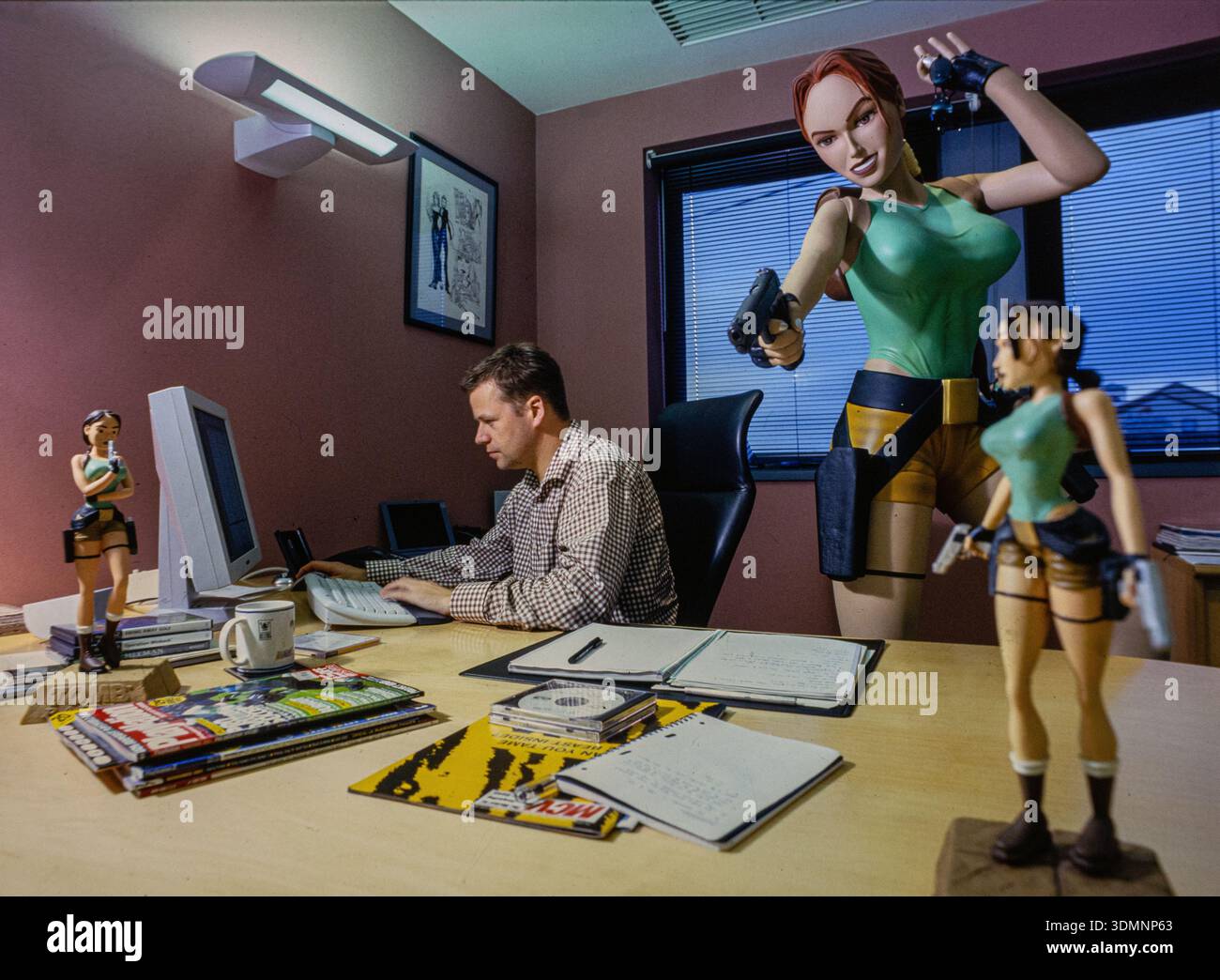 Core Design Tomb Raider Adrian Smith con personaggio dell'eroina Lara Croft. Foto Stock