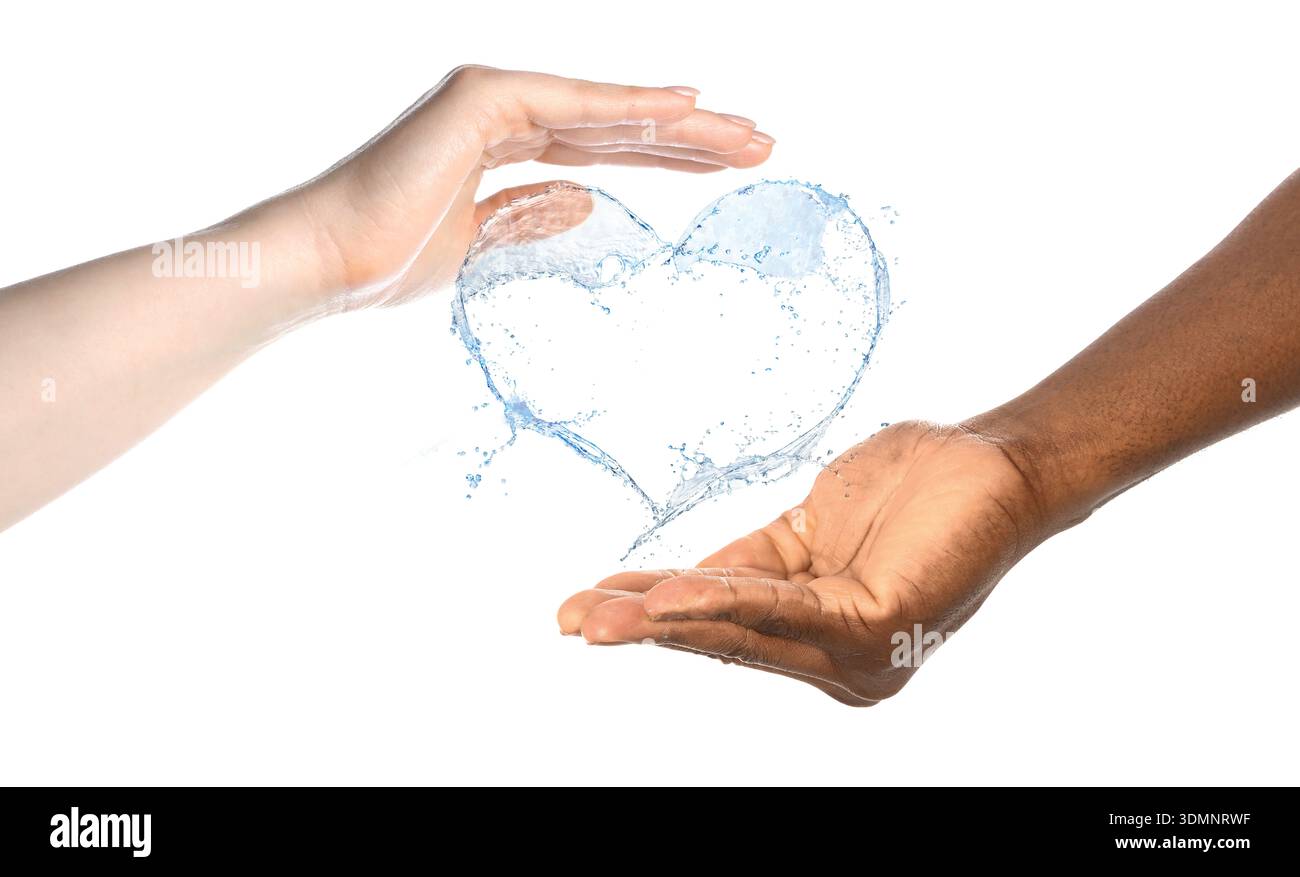 Persone che tengono acqua spruzzata a forma di cuore su sfondo bianco, primo piano Foto Stock