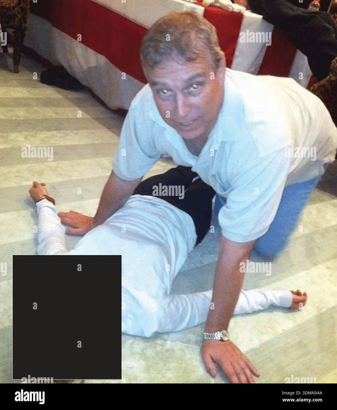 ANDREW MOUNTBATTEN-WINDSOR interpreta il principe Andrew con una donna non identificata in una foto non identificata dai file di Epstein pubblicati dal Dipartimento di giustizia degli Stati Uniti nel febbraio 2026 Foto Stock