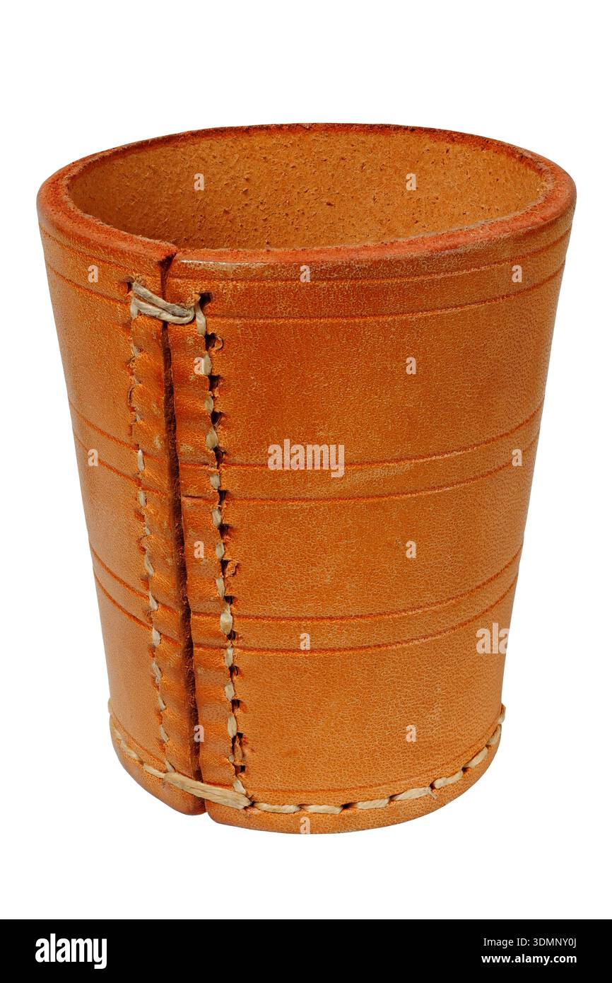 Tazza di pelle utilizzata nei giochi a dadi isolata su sfondo bianco Foto Stock
