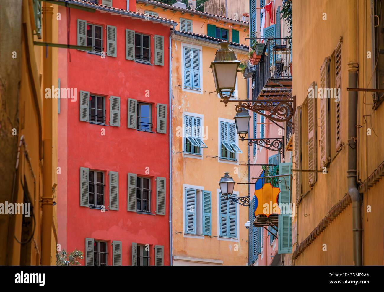 Facciate di case mediterranee in terracotta, finestre con persiane tradizionali a Nizza, Sud della Francia, Costa Azzurra Foto Stock