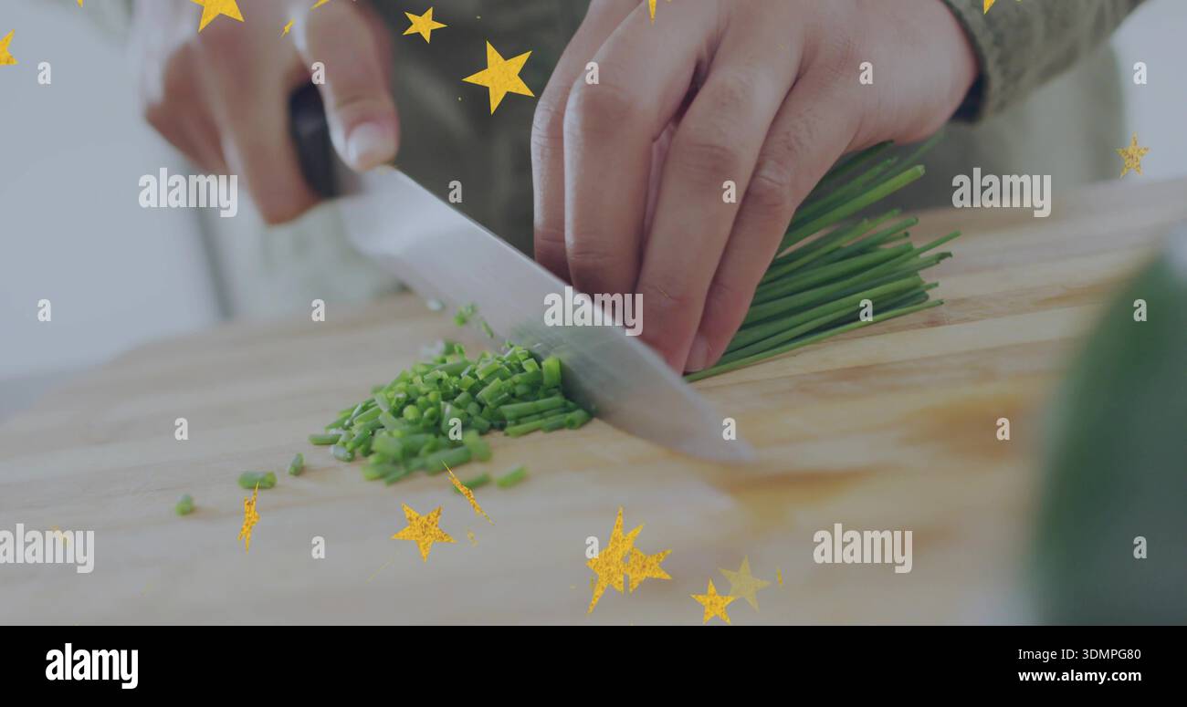 Tagliando le mani in maniche verdi coltello da cuoco affettando erba cipollina sul tagliere a casa, sovrapposizioni di stelle Foto Stock
