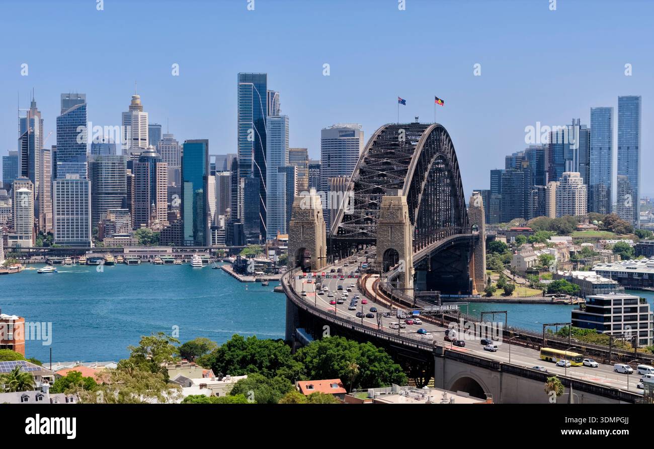 Dal parco Kirribilli di Sydney al ponte del porto CBD, ampia vista aerea ravvicinata con traffico e paesaggio urbano. Foto Stock