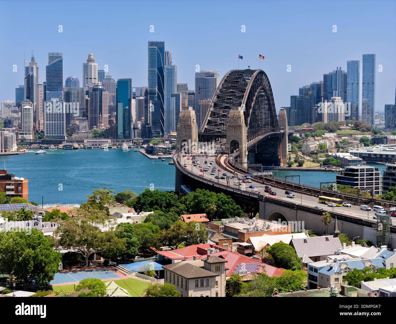 Vista aerea dal parco Kirribilli di Sydney al ponte del porto CBD con traffico e paesaggio urbano. Foto Stock