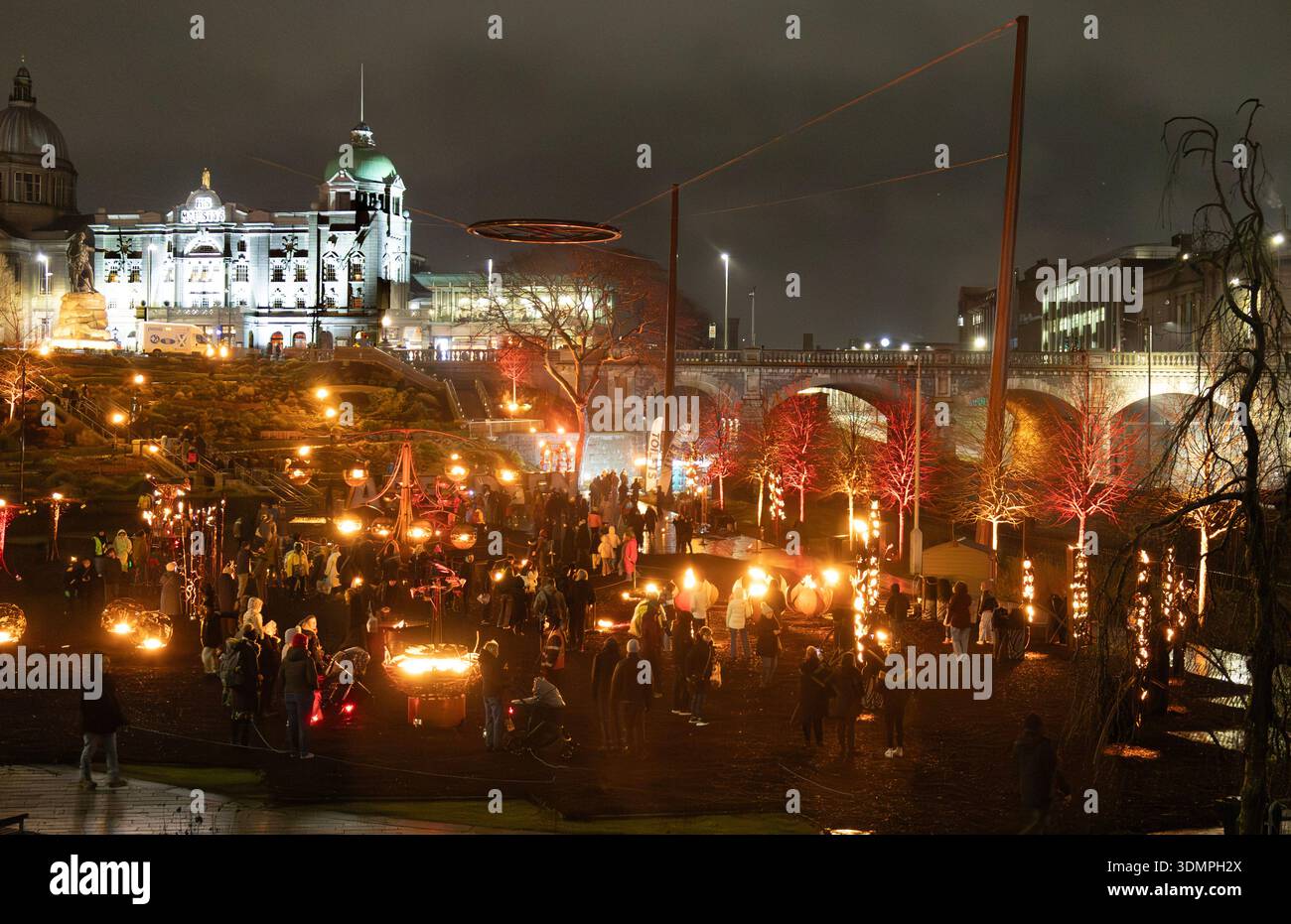 Persone che guardano una delle installazioni nel Fire Garden by Walk the Plank in Union Terrace Gardens: Spectra Festival of Light 2026, Aberdeen. Foto Stock
