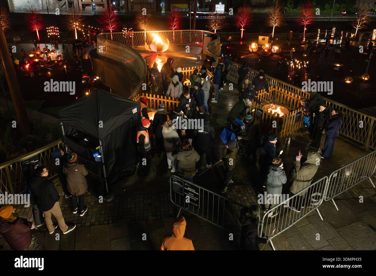 Persone che brindano marshmallow nei pozzi di fuoco in una terrazza sugli Union Terrace Gardens durante lo Spectra Festival of Light 2026, nel centro della città di Aberdeen. Foto Stock