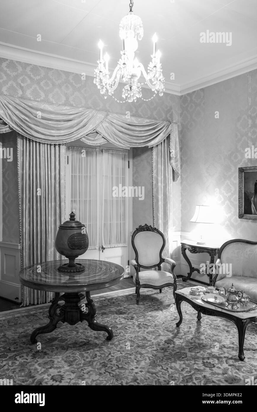 Un'immagine interna di Washington Place a Honolulu raffigura un soggiorno di epoca vittoriana meticolosamente conservato. La camera presenta mobili ornati e un grido Foto Stock