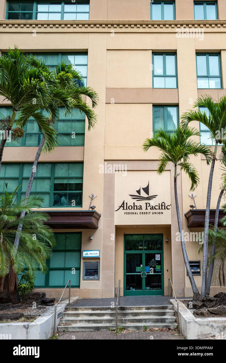 La facciata architettonica e l'entrata principale di un importante edificio federale della union di credito situato in un quartiere finanziario urbano tropicale. Foto Stock
