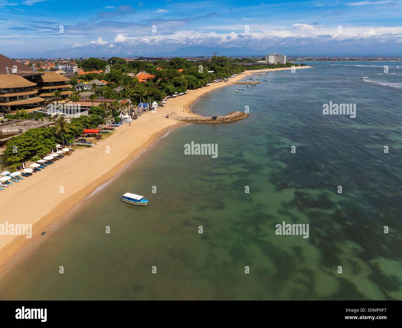 Vista aerea della spiaggia di Sandy e del mare poco profondo a Sanur, Bali, Indonesia Foto Stock