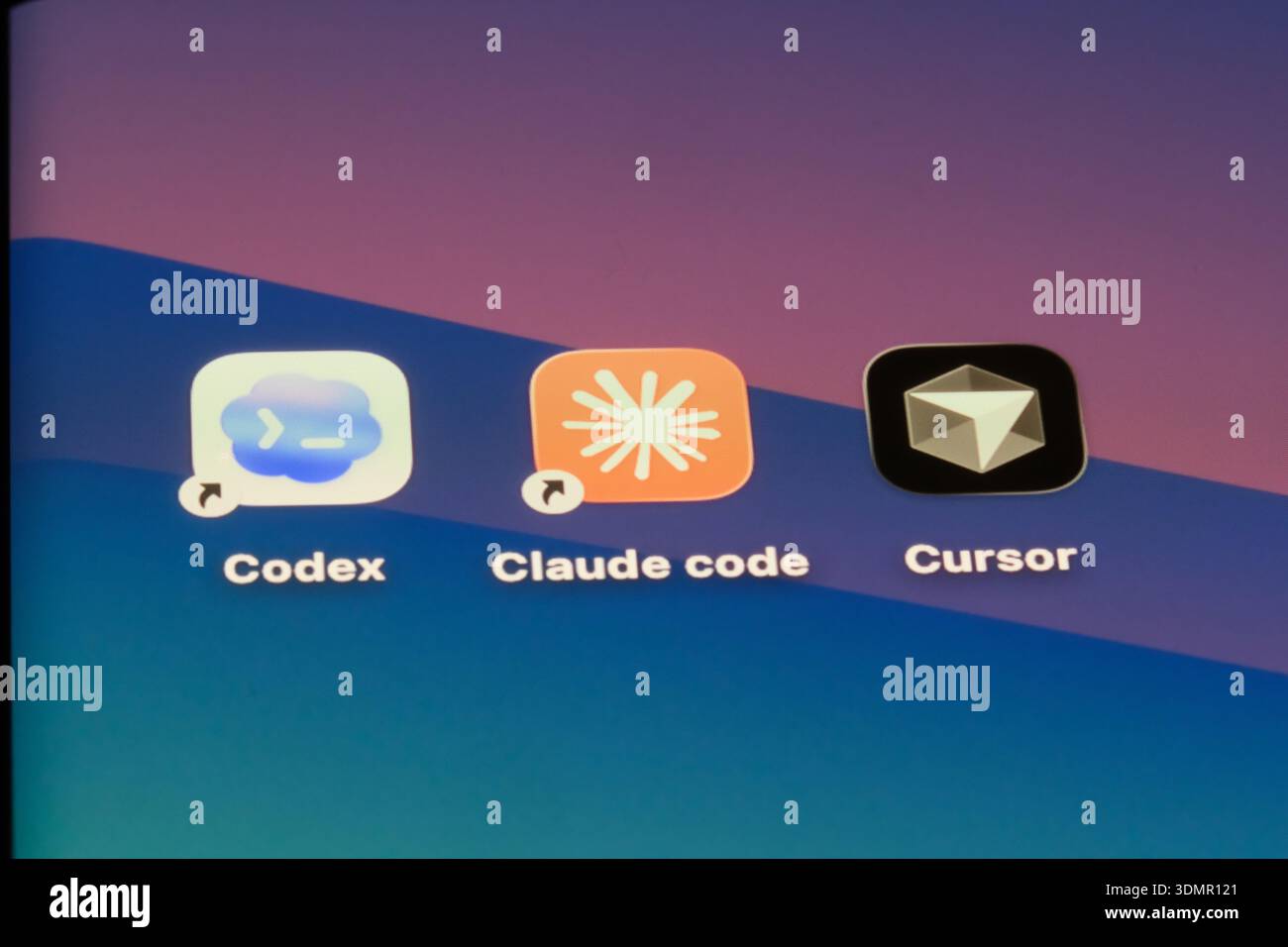 Shanghai, Cina - 4 febbraio 2026: Codice Claude, codice OpenAI e icone delle app Cursor. Strumenti di codifica AI Foto Stock