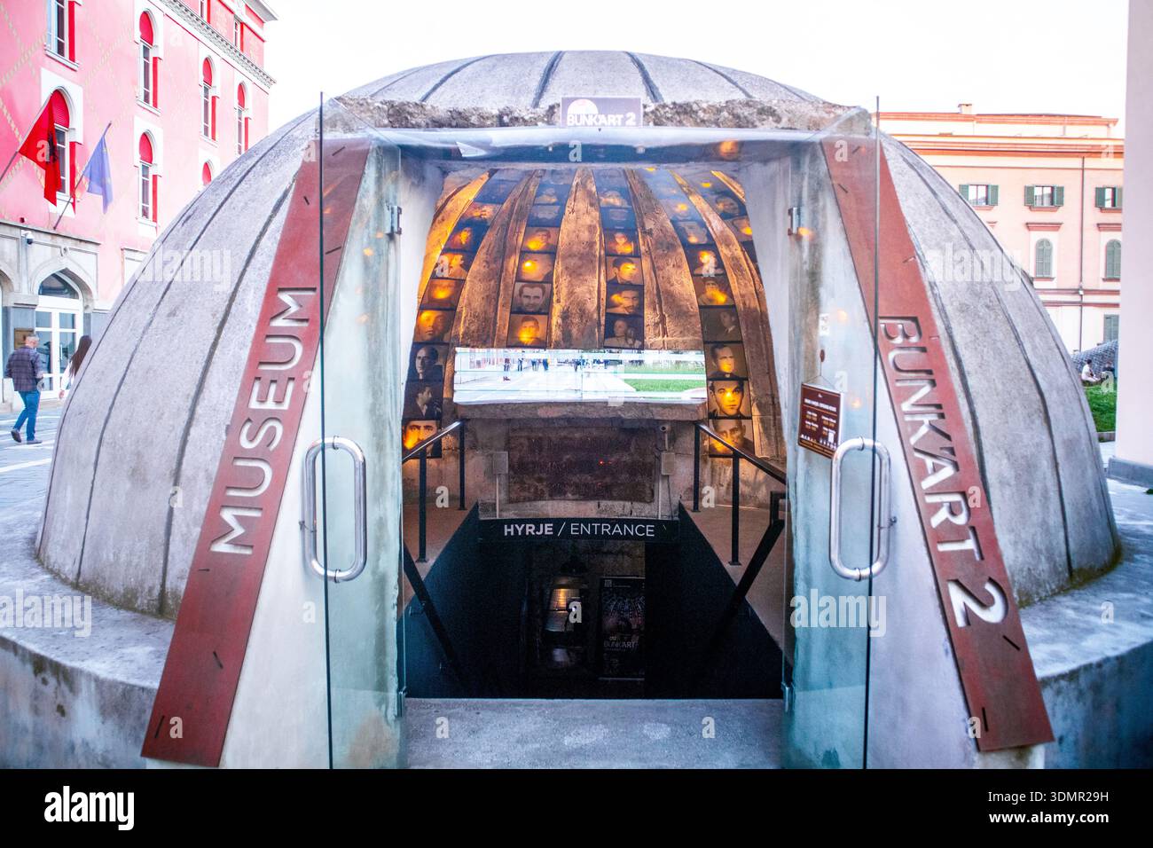 Ingresso al museo Bunk'Art 2 a Tirana, Albania. Ideale per brochure di viaggio, copertina di riviste, poster. Foto Stock