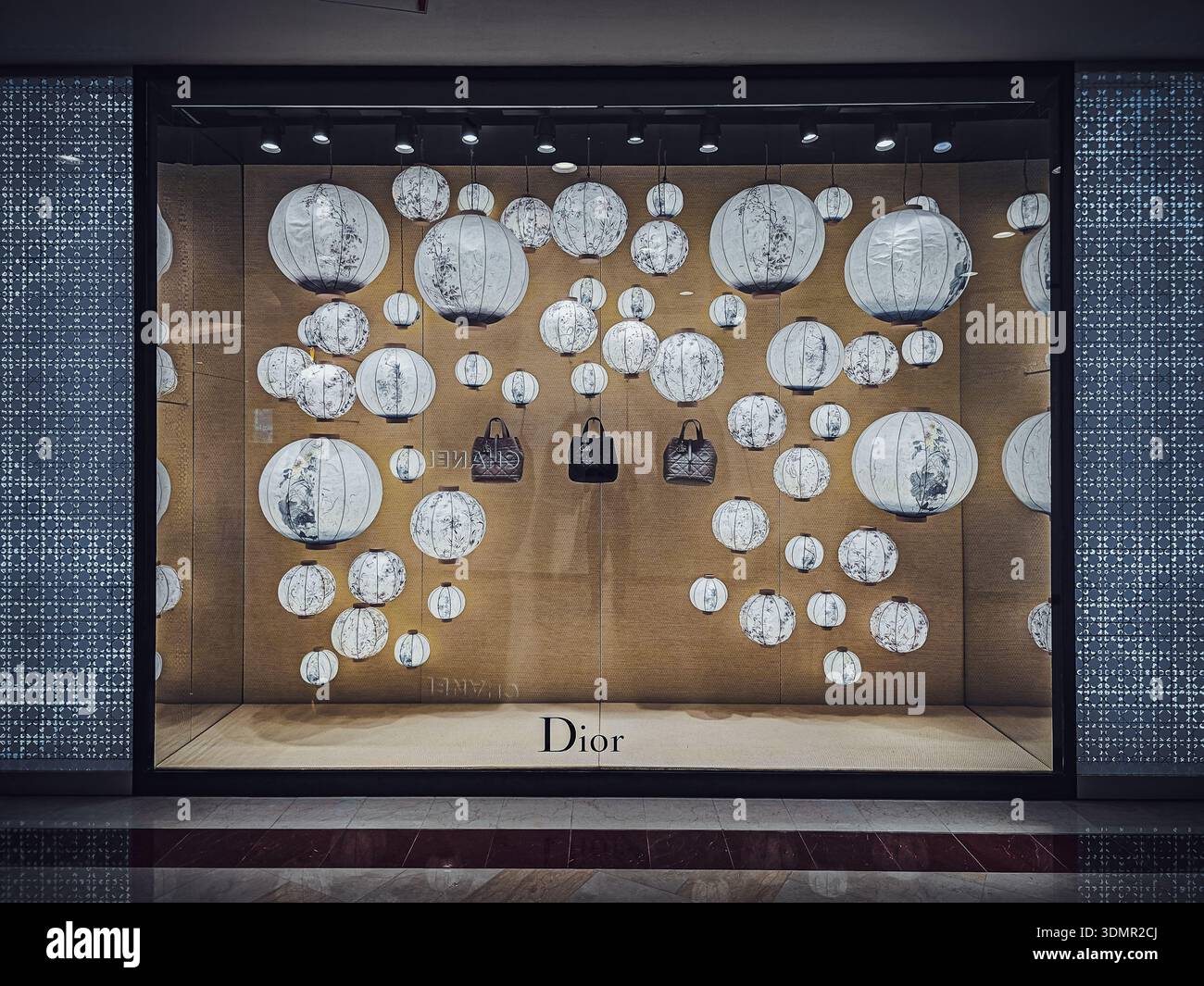 Boutique di lusso Dior sul fronte del centro commerciale Suria KLCC, Kuala Lumpur, Malesia. Presenta eleganti lanterne bianche con tradizionali motivi floreali e ornitologici. Foto Stock