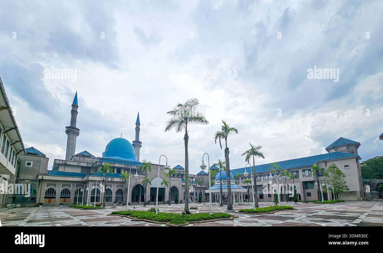 Moschea del Sultano Haji Ahmad Shah al campus IIUM Gombak con cupole blu e minareti in una lussureggiante valle verde, Kuala Lumpur, Selangor, Malesia. Foto Stock
